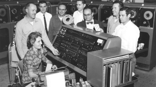 早期的计算机控制台（图片来源于网络）